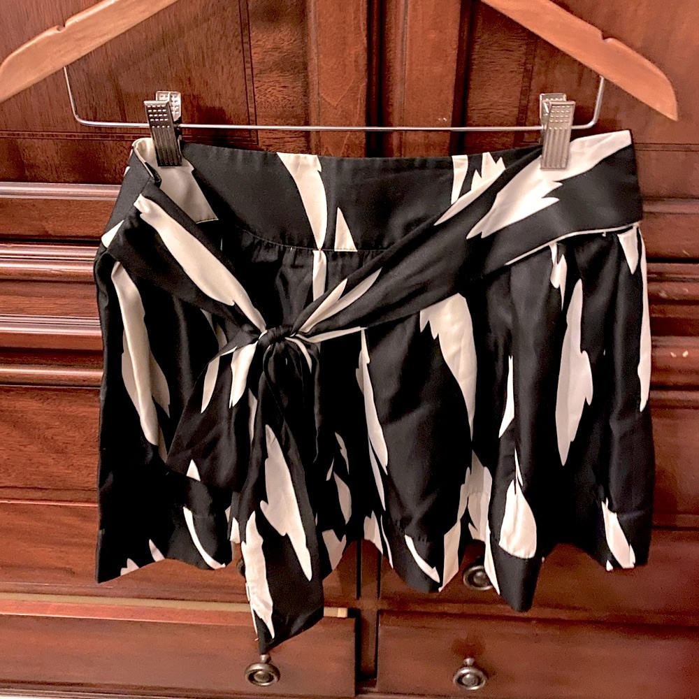 Forever 21 black and white skirt size M